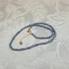Små blå pärlor i trendigt kort halsband 45-49cm