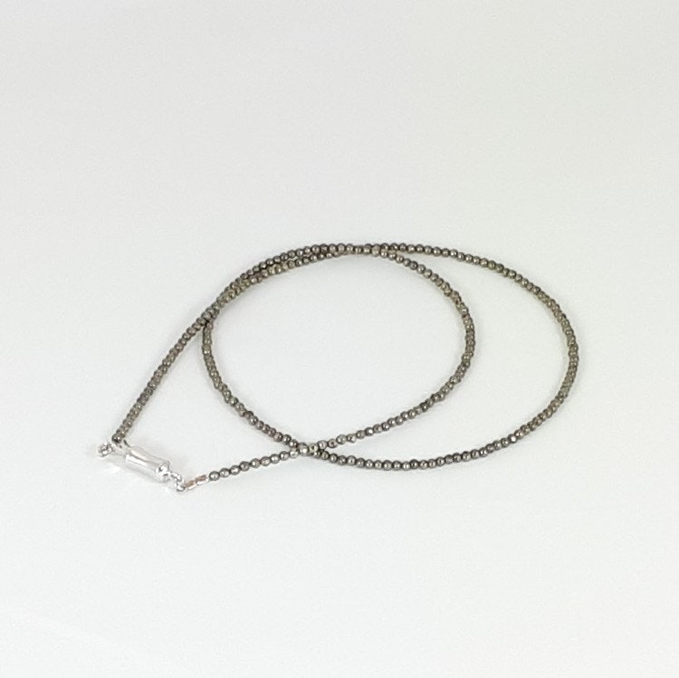 Halsband med 3 mm pyritsten