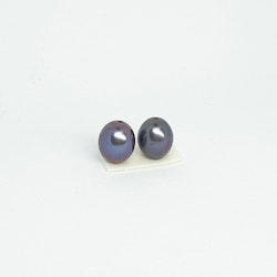Ett par vackra mörkt blå-violetta ovala pärlor 9,5 mm