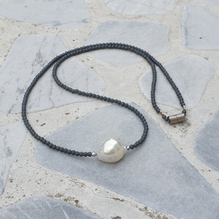 Halsband med hematit och vit pärla