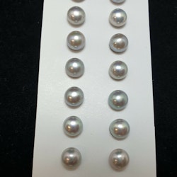 Silvergrå runda pärlor 5-6 mm.