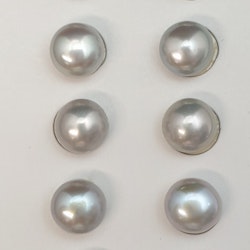 Silvergrå runda pärlor 5-6 mm.