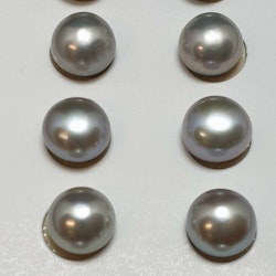 Silvergrå runda pärlor 6-6,5 mm.