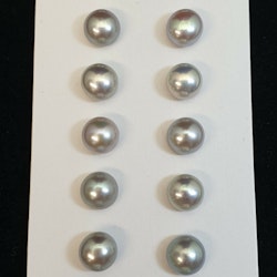 Silvergrå runda pärlor 6-6,5 mm.