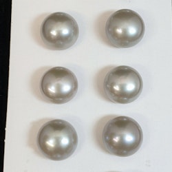 Silvergrå runda pärlor 8-8,5 mm.