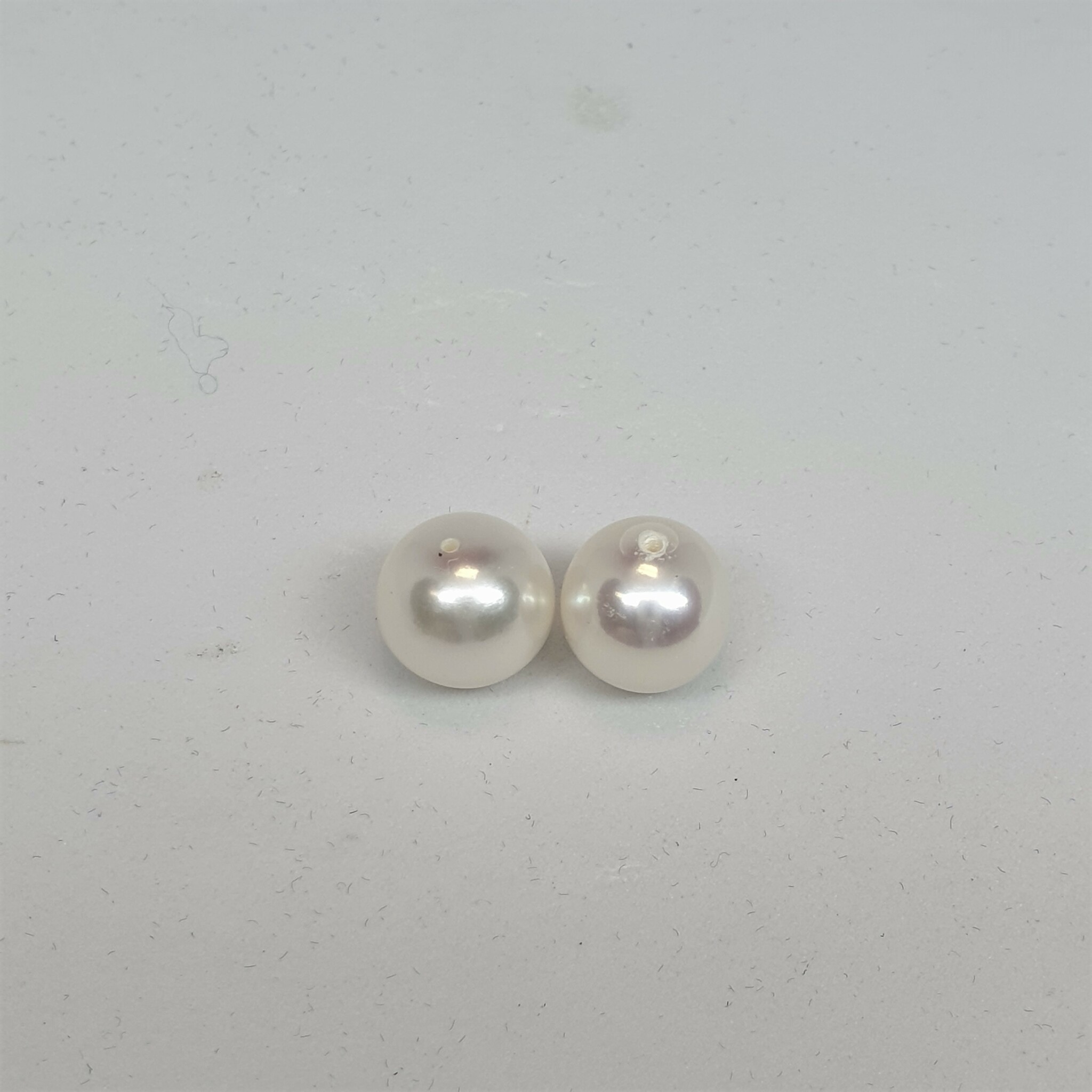 Runda vita pärlor halvborrade 9,5-10 mm