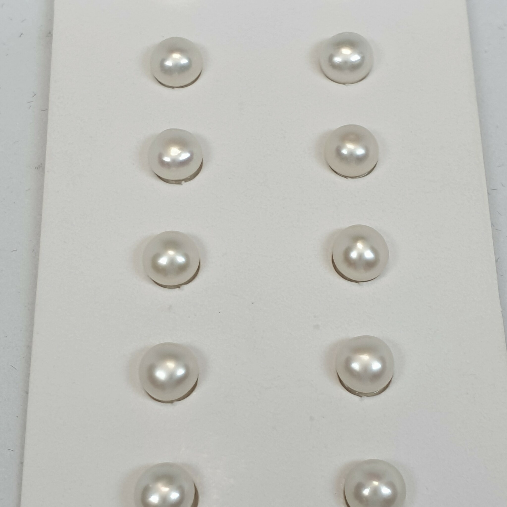 Små button vita pärlor halvborrade 4-4,5 mm