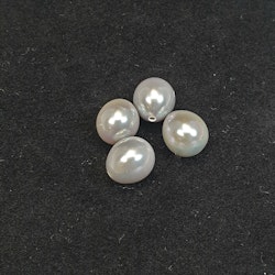 Silvergrå droppformade pärlor 7-7,5 mm pris/par