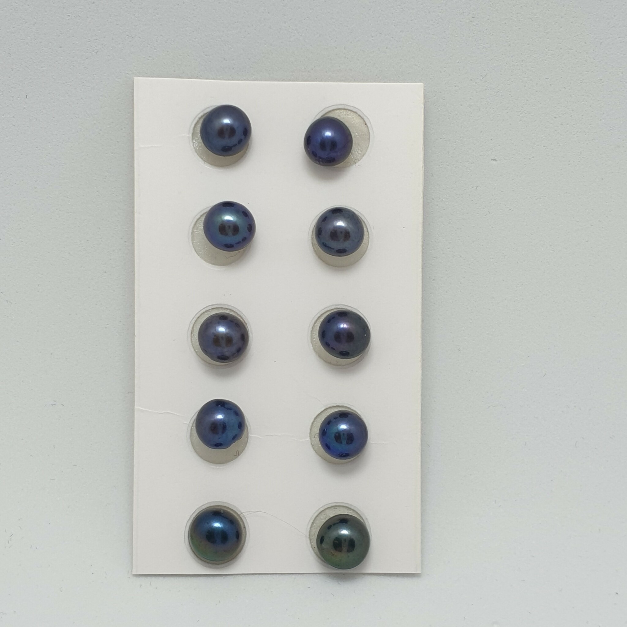 Runda mörkt blå-gröna pärlor 6-6,5 mm