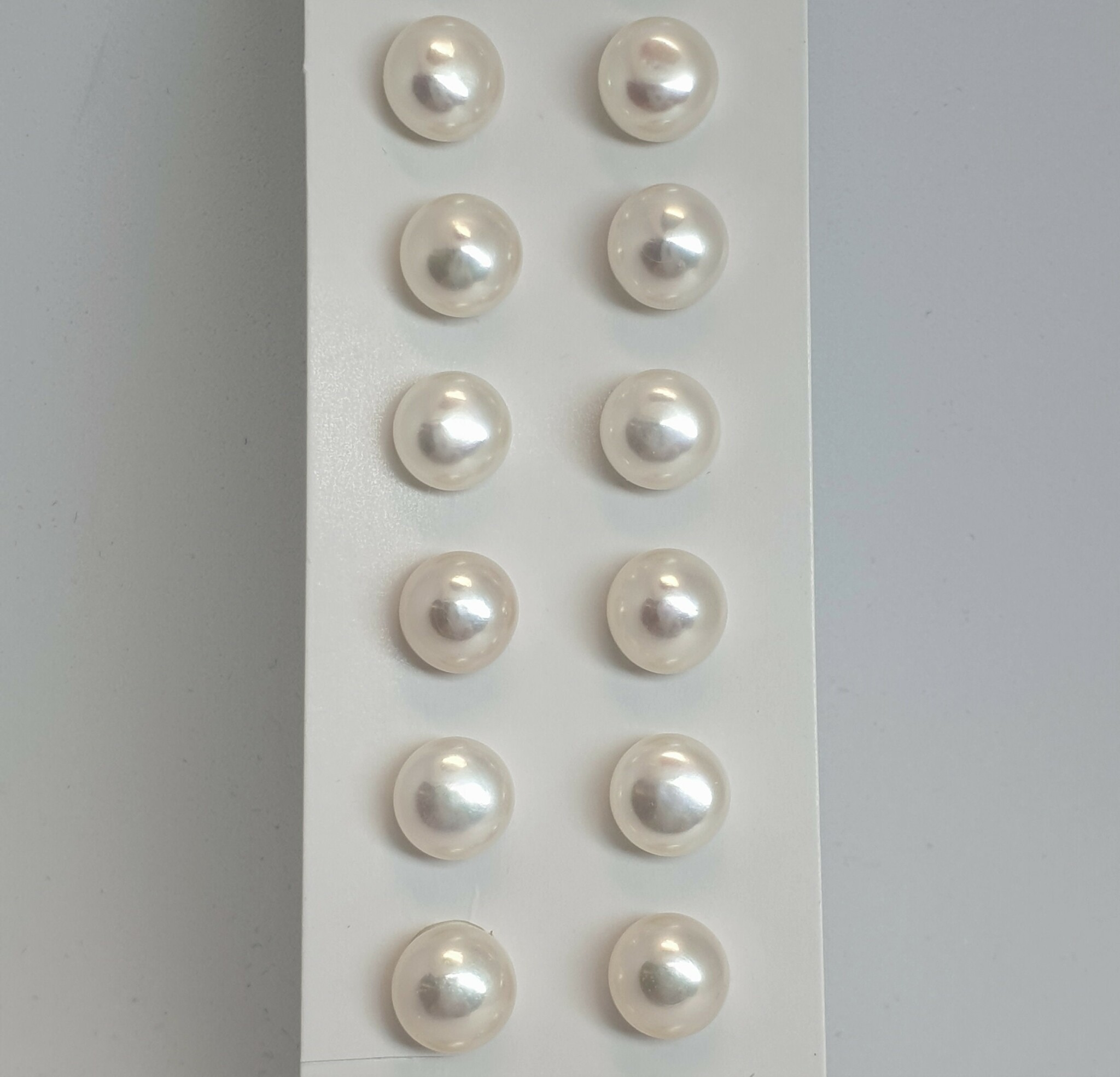 Vita button pärlor halvborrade 8-8,5 mm