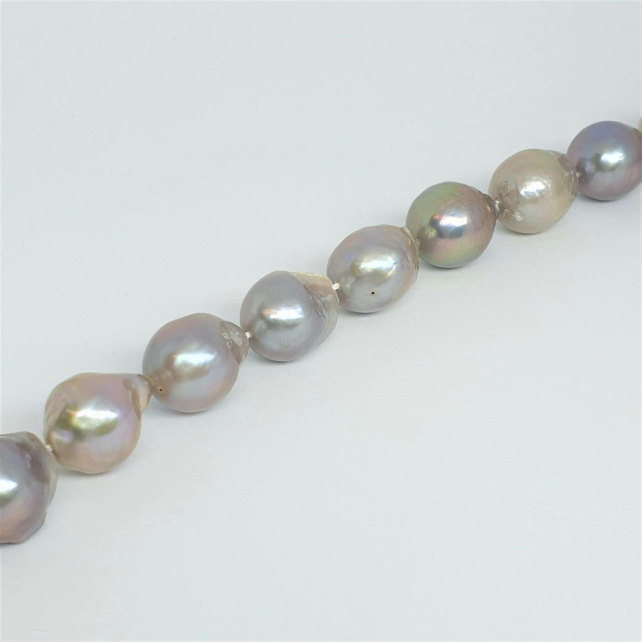Silvergrå metallic droppformade pärlor 13x15 mm