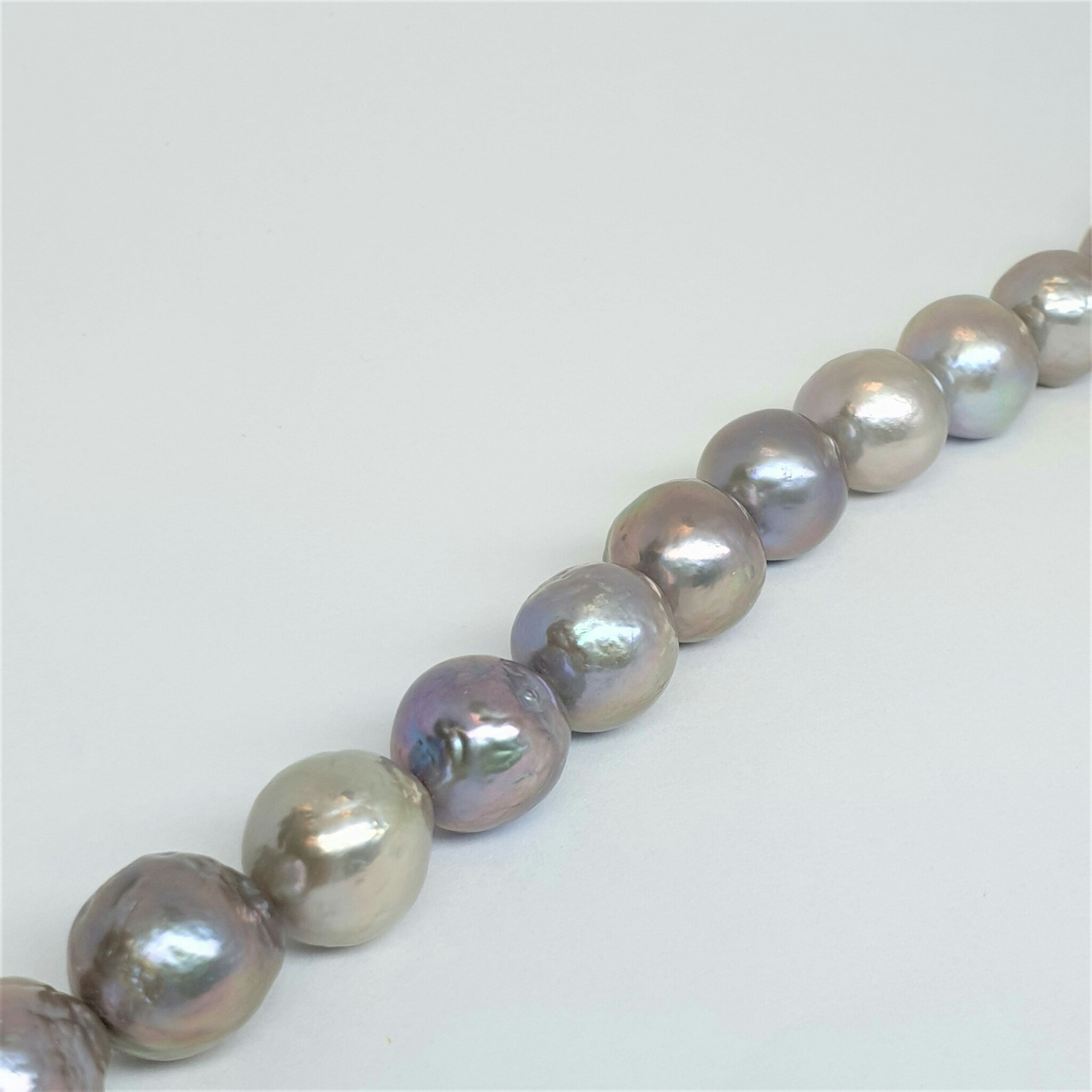 Silvergrå metallic runda pärlor 13 mm