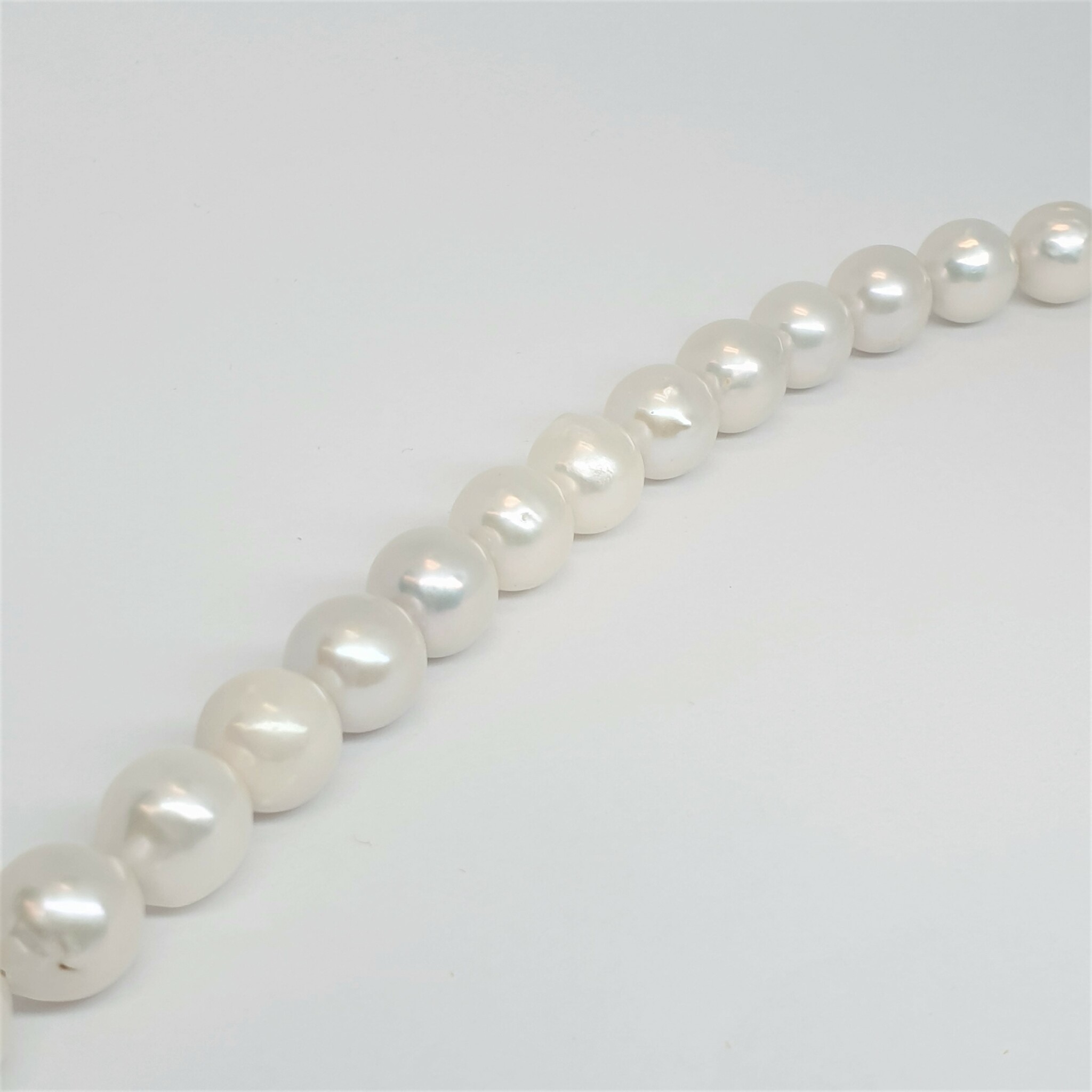 Vita runda metallic pärlor 11-12 mm
