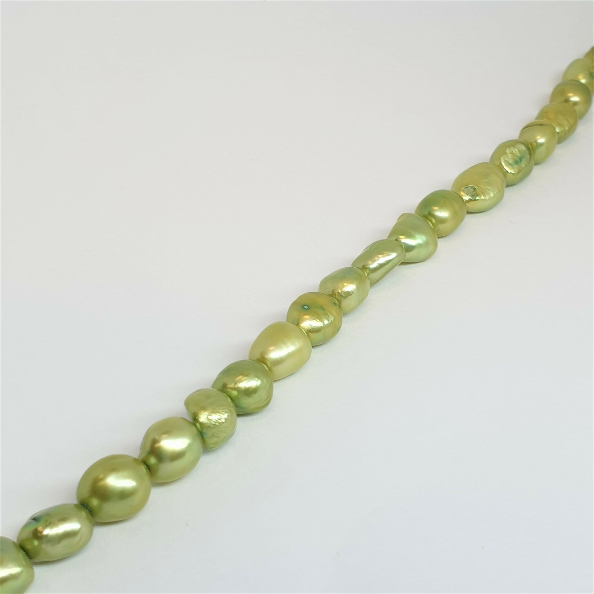 Limegröna ovala pärlor 7x10 mm