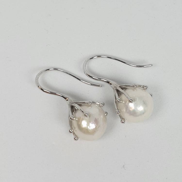 Pärlörhängen med vacker silverkrok och vit pärla