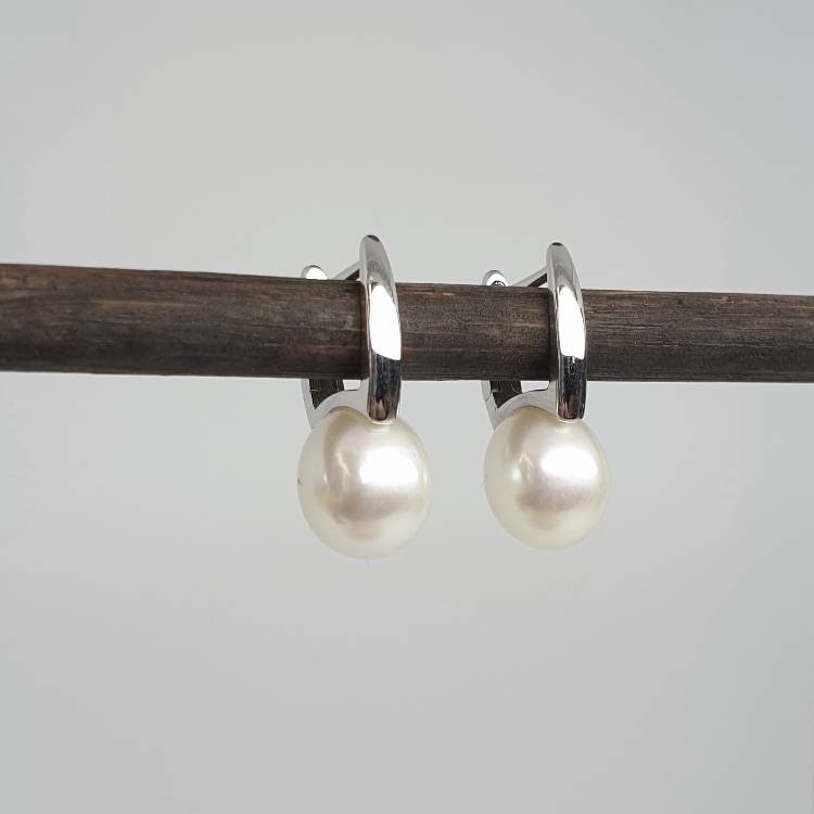 Eleganta örhängen med 9 mm vit pärla
