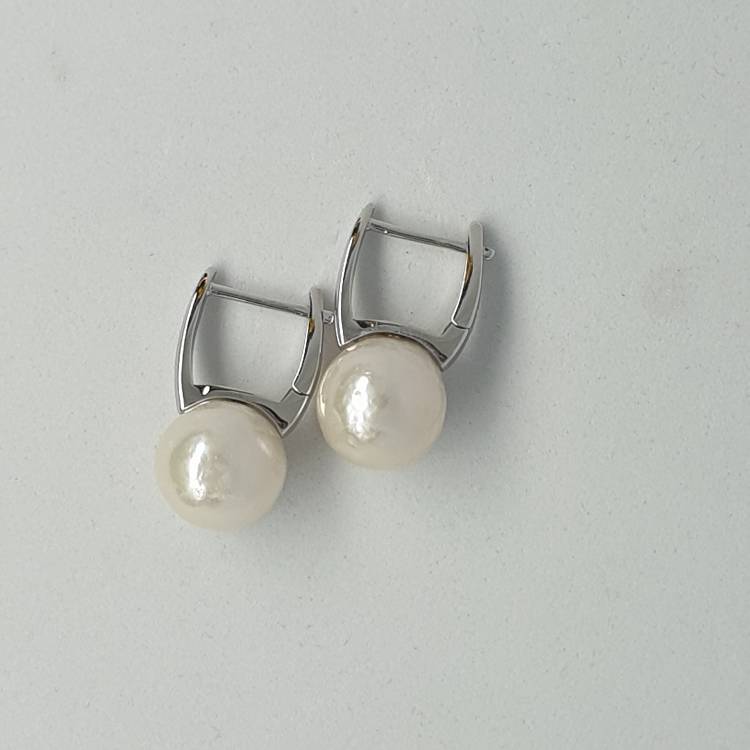Eleganta örhängen med 9 mm vit pärla