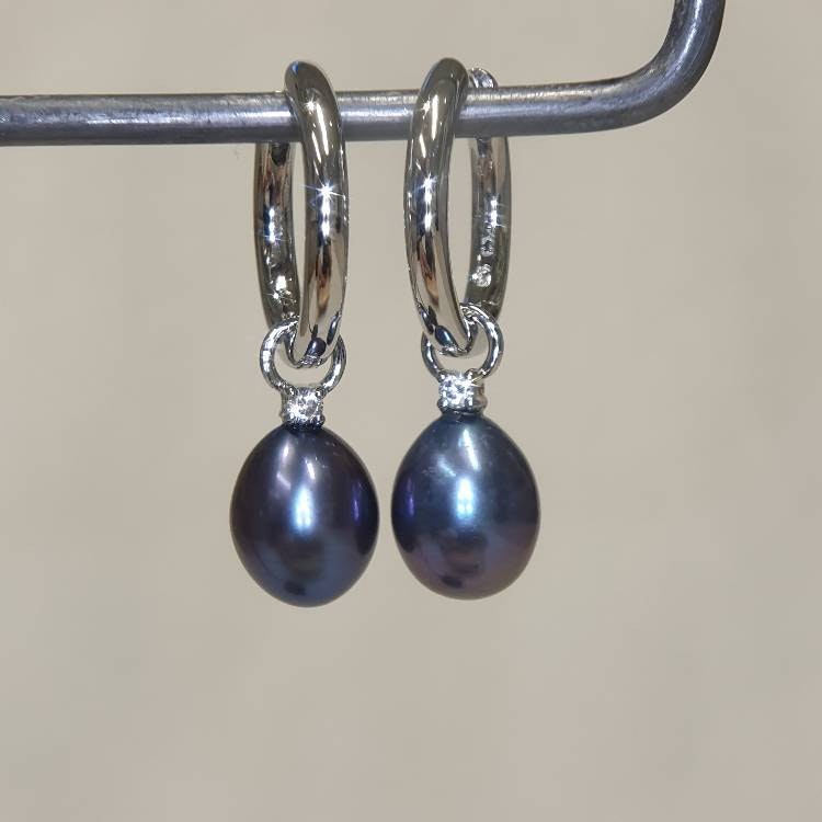 Stor blå droppformad pärla på silverögla med lite bling