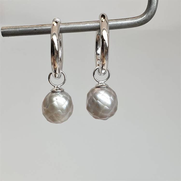 Fasettslipad grå pärla på silverögla