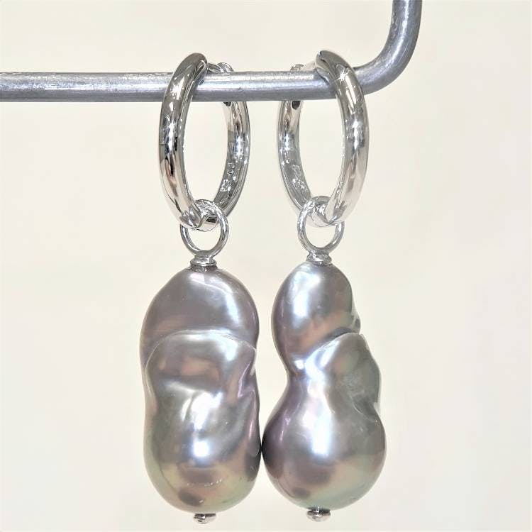 Stor grå regnbågsskimrande barock pärla på silverögla