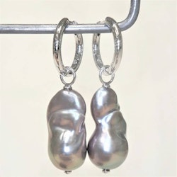 Stor grå regnbågsskimrande barock pärla på silverögla