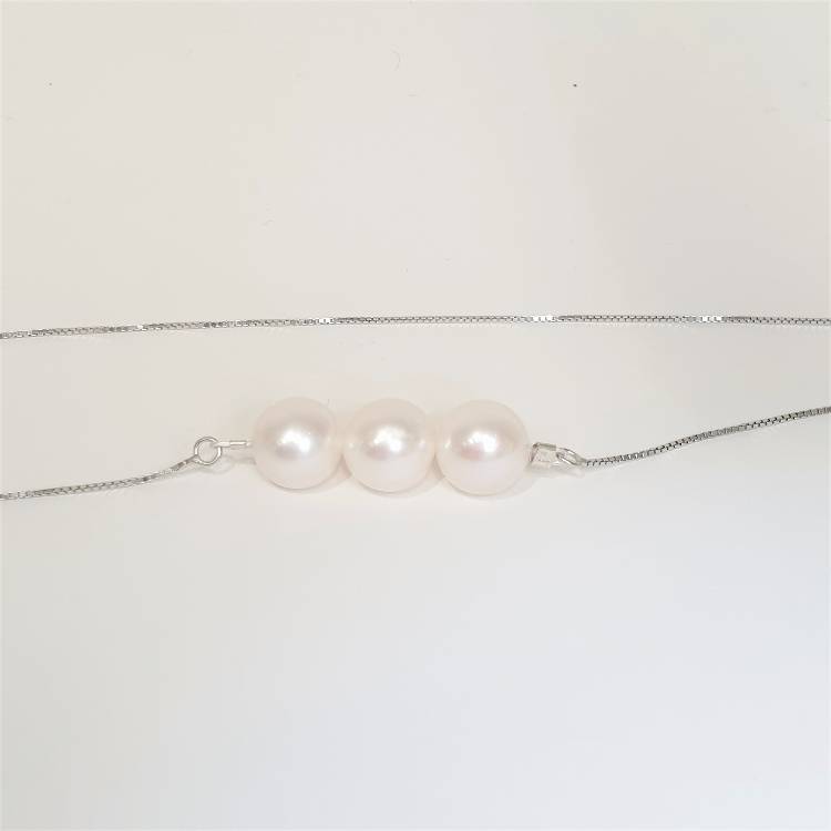Silverkedja med 3 vita pärlor