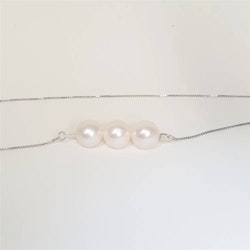 Silverkedja med 3 vita pärlor
