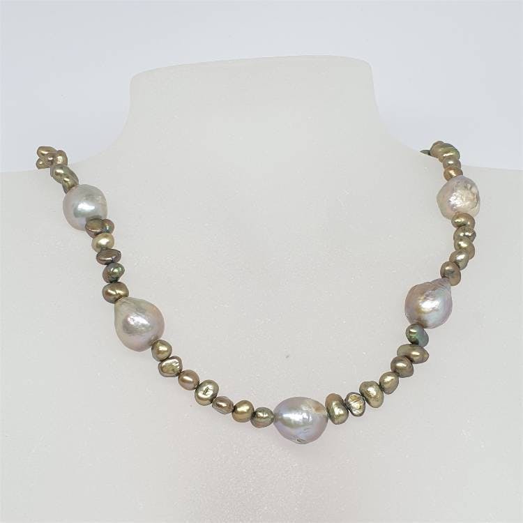 Halsband med gröna små pärlor och stora guldig metallicpärla 12x18 mm