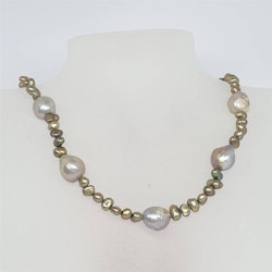 Halsband med gröna små pärlor och fem stora metallicpärlor