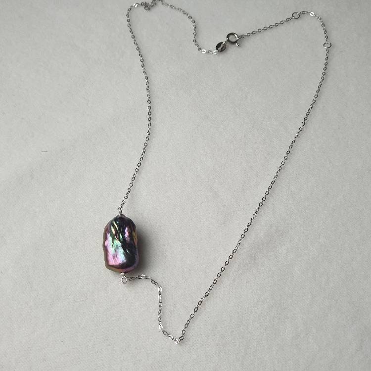 Halskedja i silver med stor regnbågsfärgad pärla