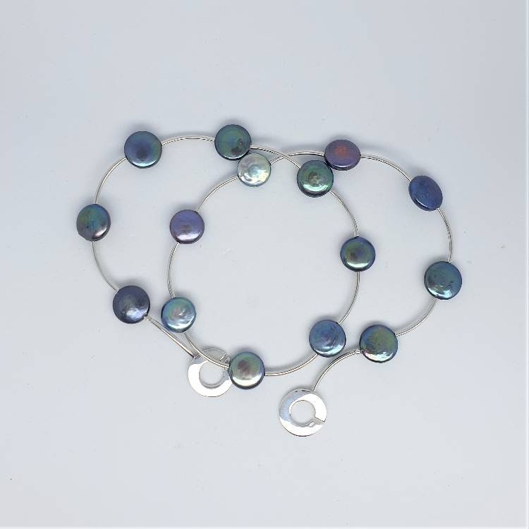 Halsband med blå mynt-pärlor och silverstavar