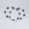 Halsband med blå mynt-pärlor och silverstavar