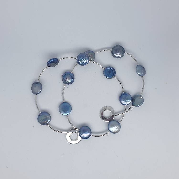 Halsband med ljusblå mynt-pärlor med silverstavar