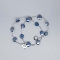 Halsband med ljusblå mynt-pärlor med silverstavar
