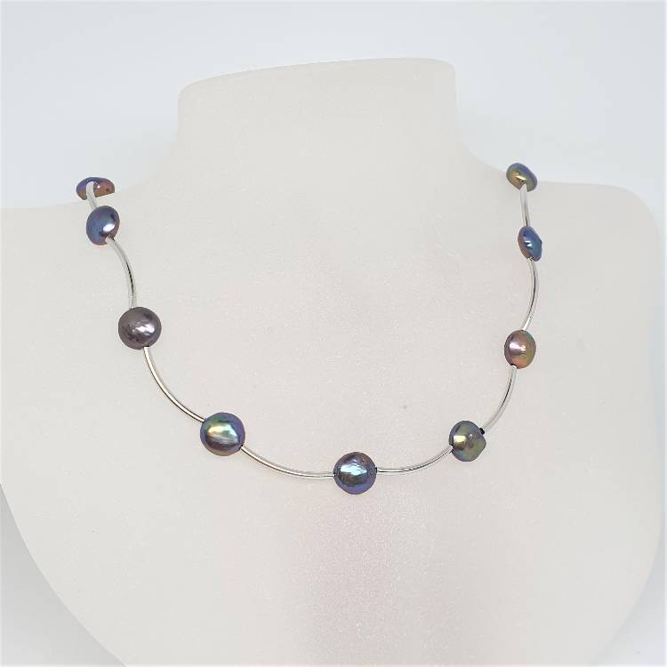 Halsband med blå-violetta 8 mm mynt-pärlor med silverstavar