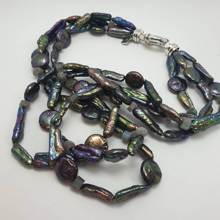 Halsband med blå-gröna pärlor och fasettslipad labradorit