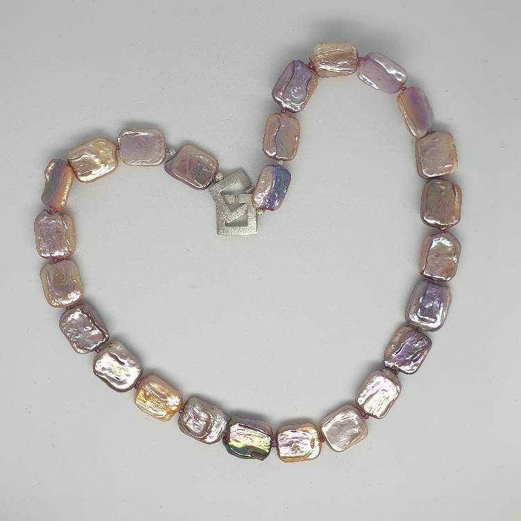 Halsband med rosatonade naturfärgade fyrkantiga metallic pärlor