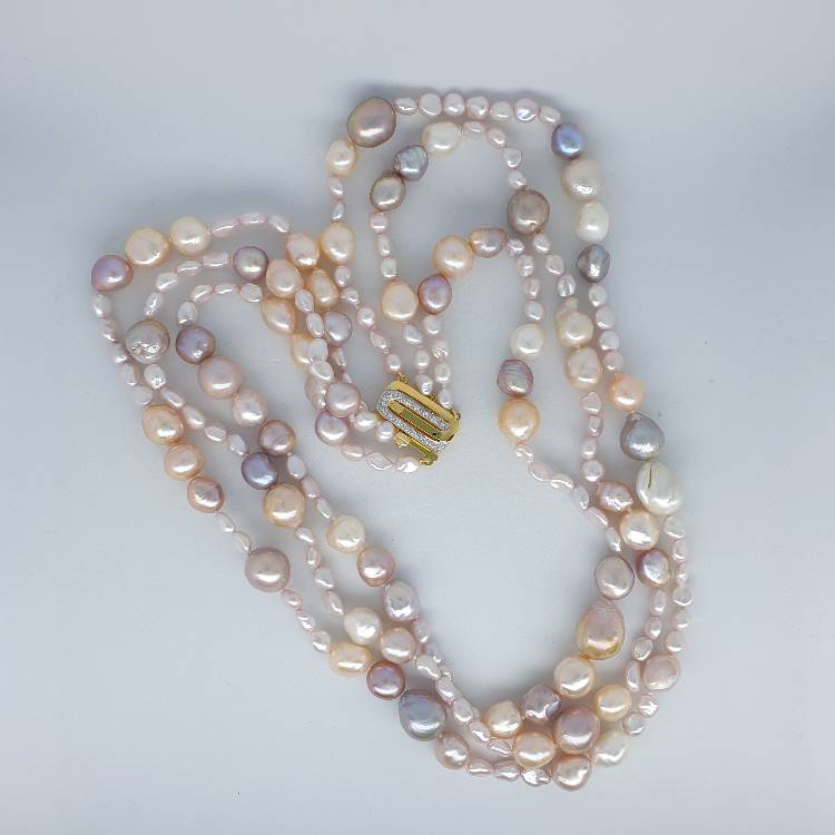 Tre rader rosa pärlor med metallic lyster 7-12 mm