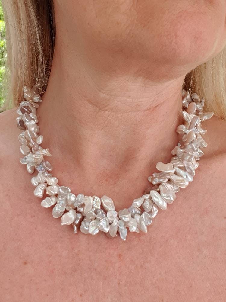 Halsband med stora ljusa naturfärgade pärlor