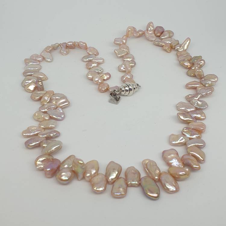Halsband med naturfärgade rosa pärlor med magnetlås