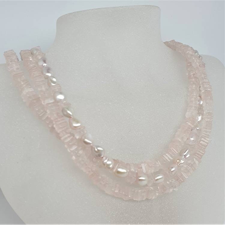 Halsband med rosenkvarts och pärlor