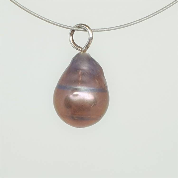Brun regnbågstonad pärla 10 mm, på silverögla