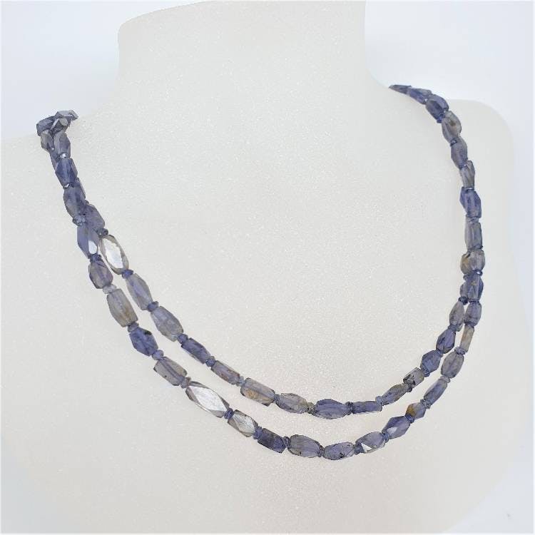 Halsband med två rader fasettslipad jeansblå iolit | PIRUM - Ädelstenar och  pärlor, gemmolog, värderingar, smyckeskurser | PIRUM
