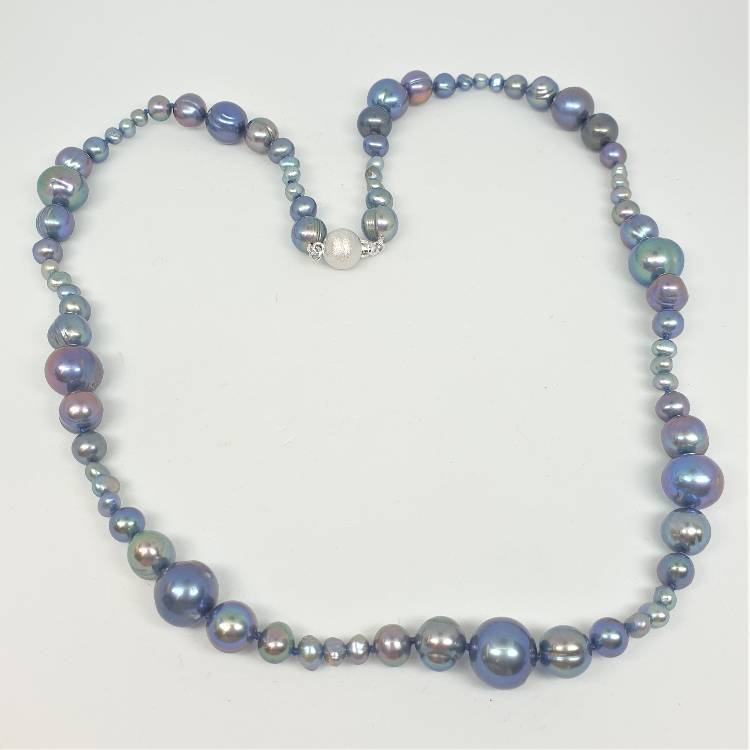 Halsband med blå pärlor i vågmönster