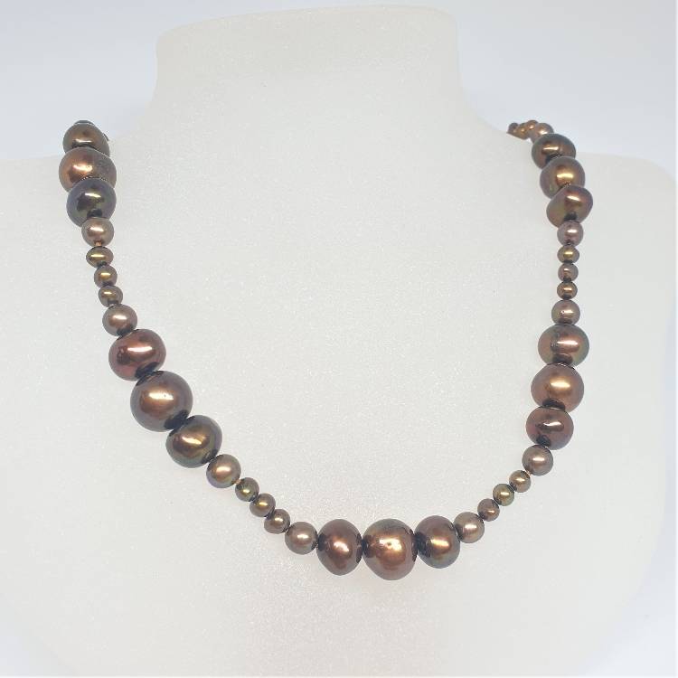 Halsband med bruna pärlor i vågmönster