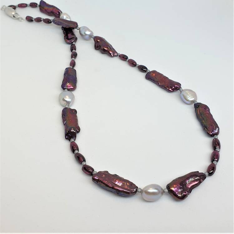 Halsband med djupt röda pärlor, granater och grå pärlor