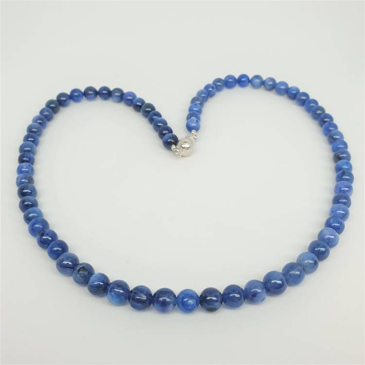 Halsband med denimblå kyanit 6 mm