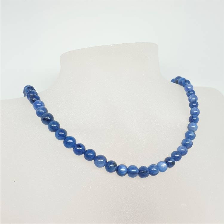 Halsband med denimblå kyanit 6 mm