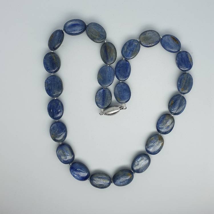 Halsband med denimblå ovalslipad kyanit
