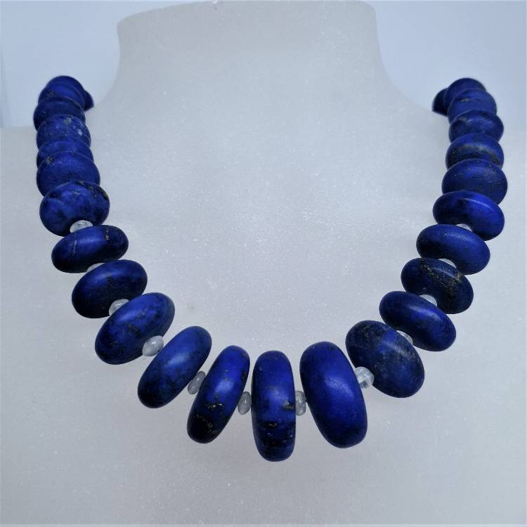 Djupt blåklintsblå lapis lazuli halsband